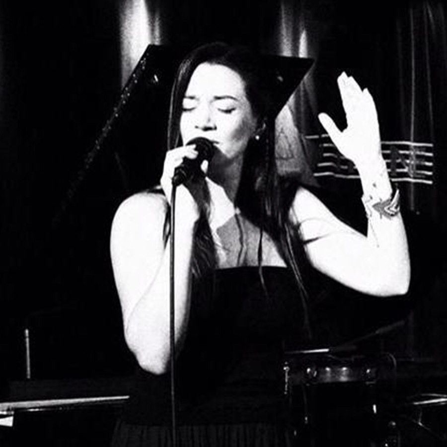 Maria Raquel singing