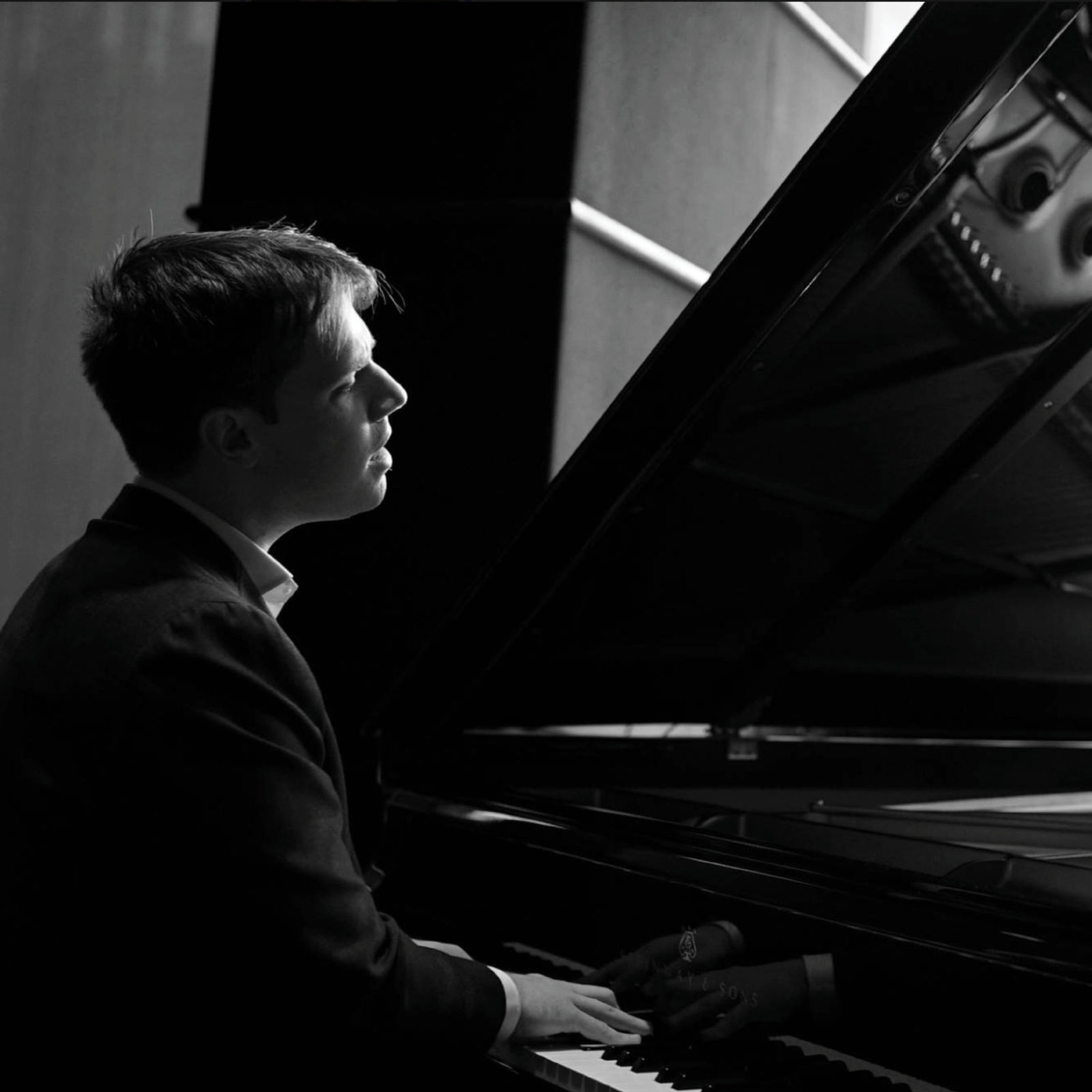 Brendan Skidmore performing on the piano