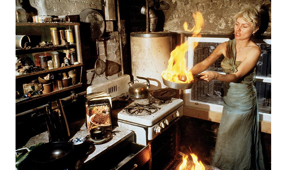 Debbie harry frying pan 17th street apartment nyc 1977 chris stein