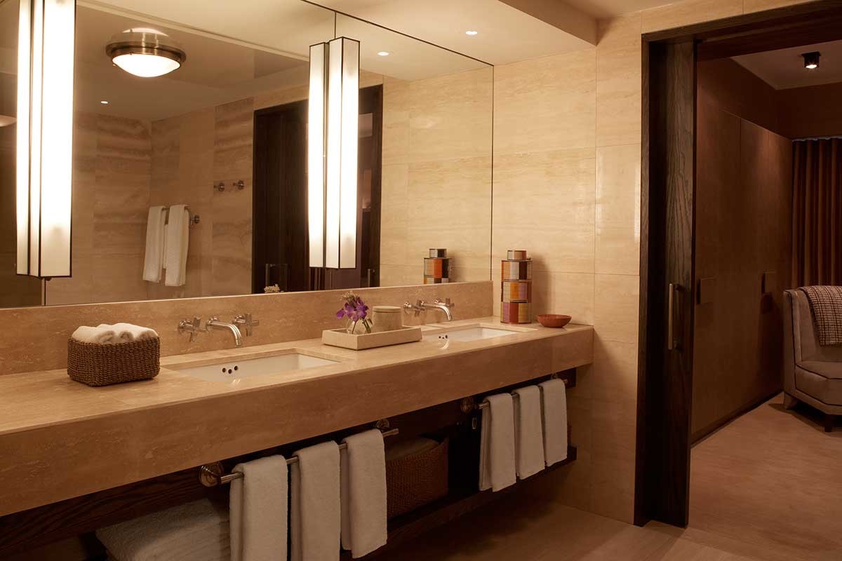 Roxy Penthouse bathroom with a large mirror, luxe bathroom products and fluffy towels