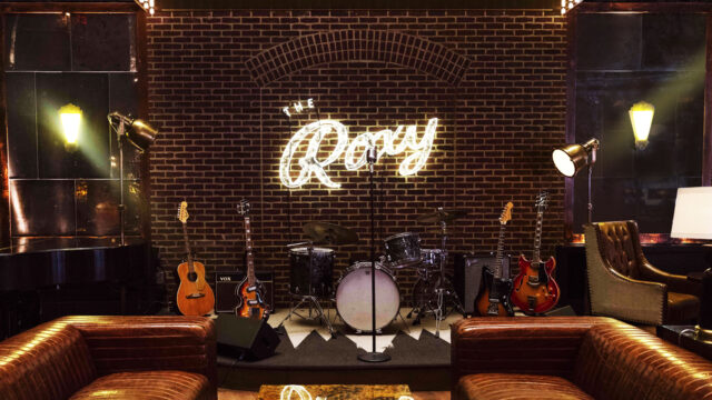 the roxy bar stage at the roxy hotel in new york city