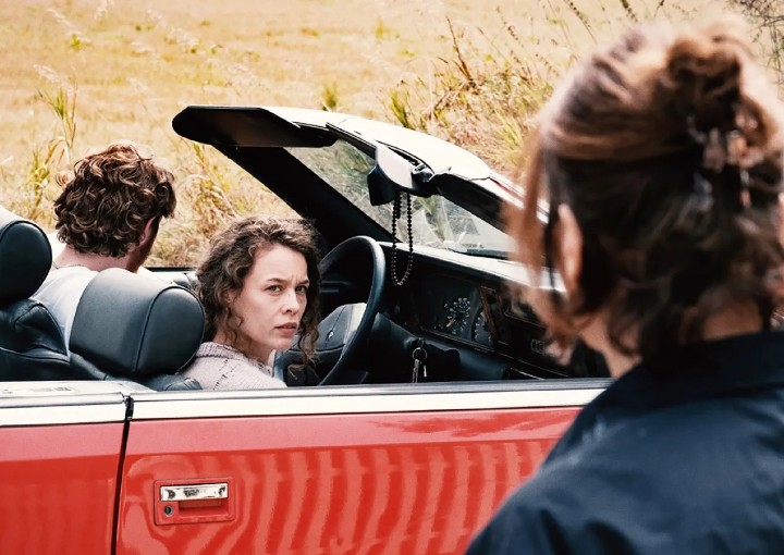 Image from the motion picture Miroirs No. 3